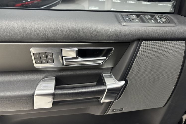 Used Land Rover Discovery 2015 3.0 SC V6 SE Interior 5