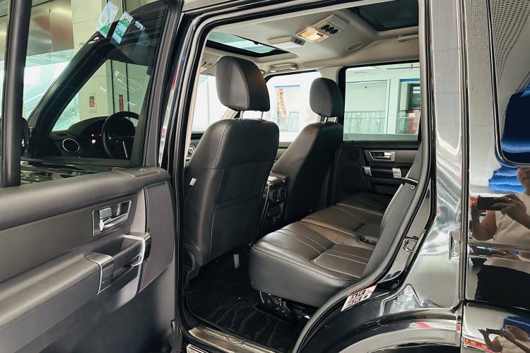 Used Land Rover Discovery 2015 3.0 SC V6 HSE Interior 5