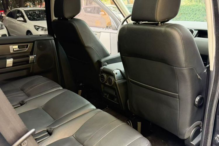 Used Land Rover Discovery 2015 3.0 SC V6 SE Interior 6