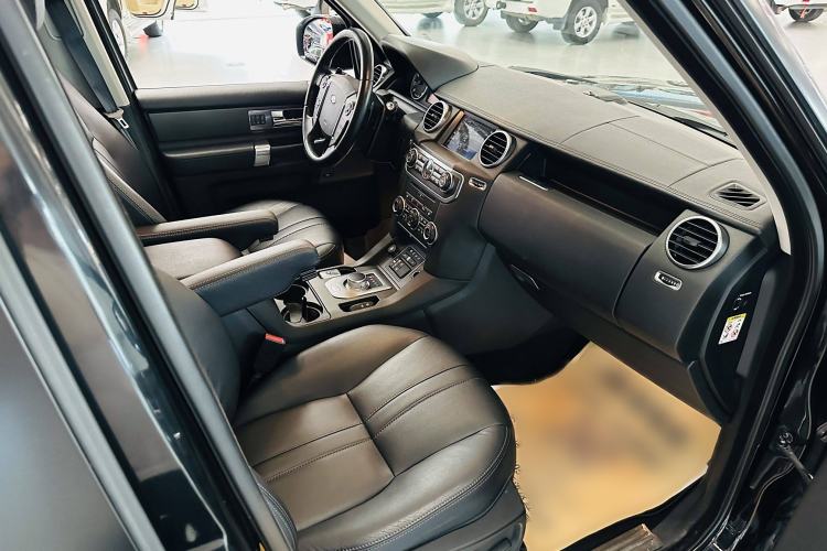 Used Land Rover Discovery 2015 3.0 SC V6 HSE Interior 6