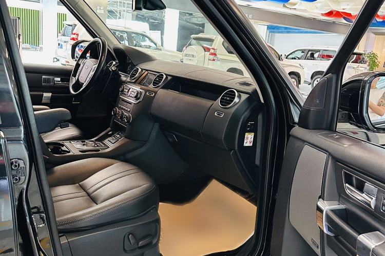 Used Land Rover Discovery 2015 3.0 SC V6 HSE Interior 7