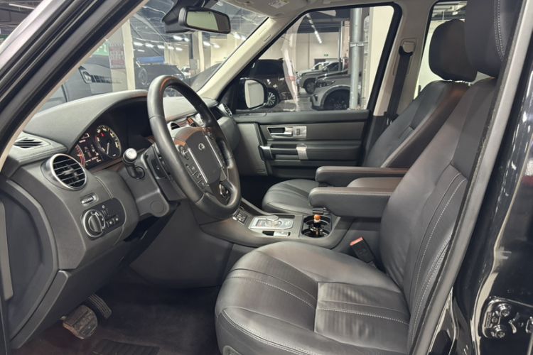 Used Land Rover Discovery 2015 3.0 SC V6 SE Interior 9