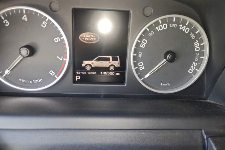 Used Land Rover Discovery 2015 3.0 SC V6 HSE Odometer Close Up