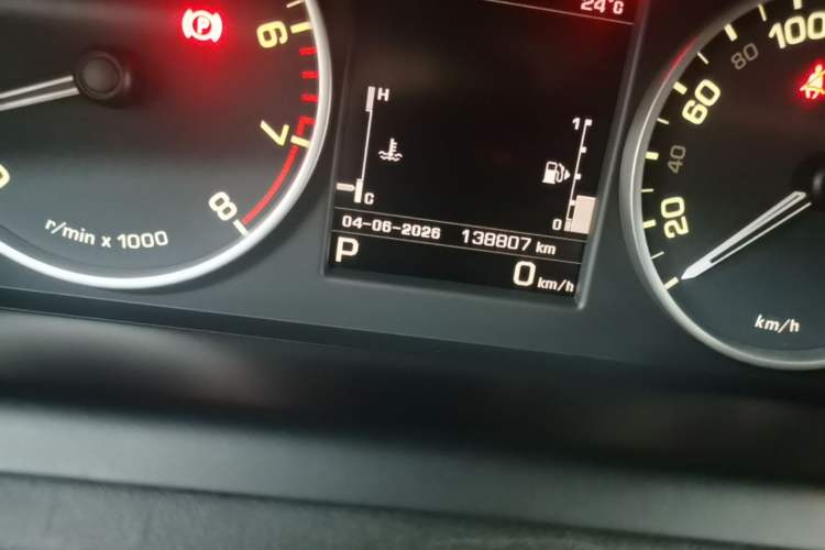 Used Land Rover Discovery 2015 3.0 SC V6 SE Odometer Close Up