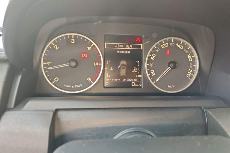 Used Land Rover Discovery 2015 3.0 SDV6 HSE Diesel Version Odometer Close Up