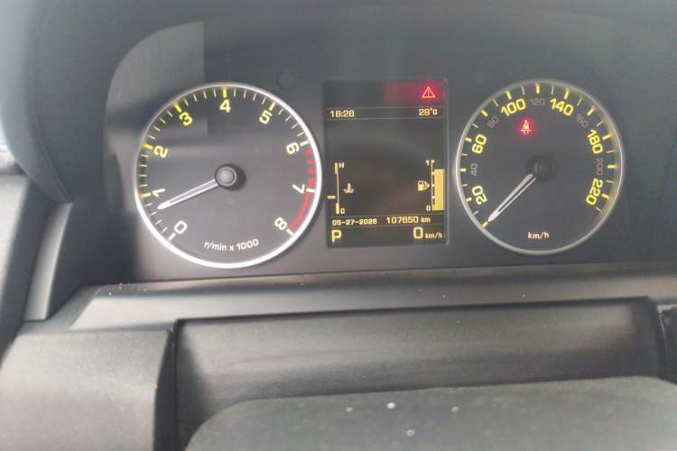Used Land Rover Discovery 2015 3.0 SC V6 SE Odometer Close Up