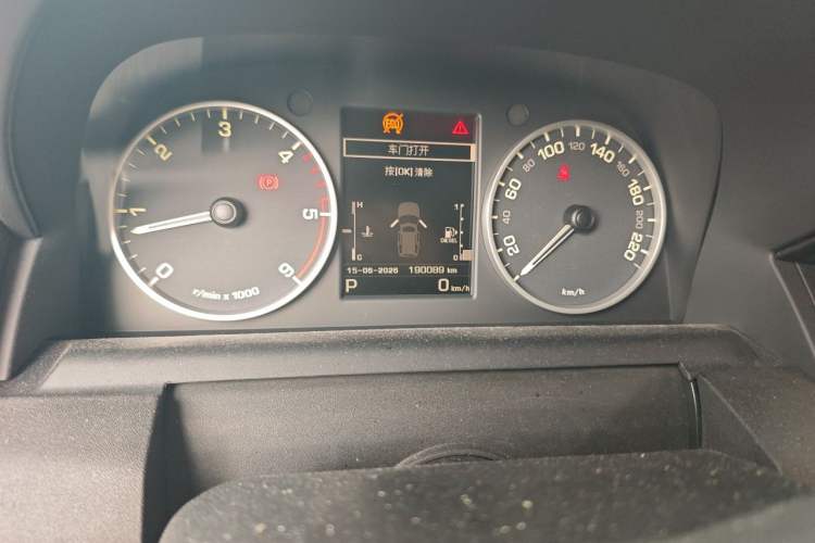 Used Land Rover Discovery 2015 3.0 SDV6 HSE Diesel Version Odometer Close Up