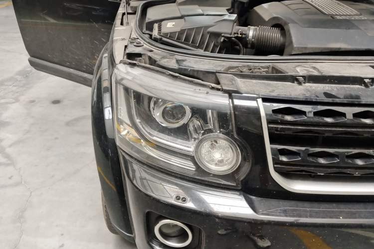 Used Land Rover Discovery 2015 3.0 SC V6 SE Right Front Headlight