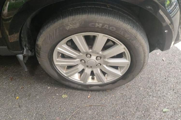 Used Land Rover Discovery 2015 3.0 SDV6 HSE Diesel Version Right Front Wheel Hub