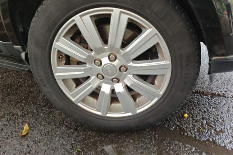 Used Land Rover Discovery 2015 3.0 SDV6 HSE Diesel Version Right Front Wheel Hub