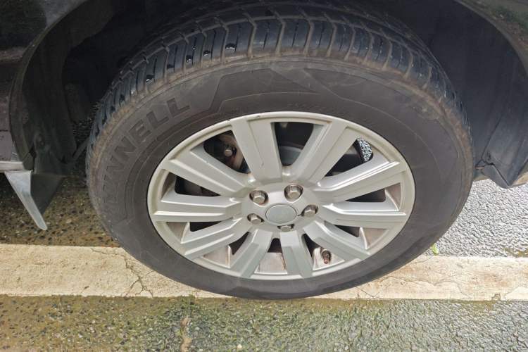 Used Land Rover Discovery 2015 3.0 SDV6 HSE Diesel Version Right Front Wheel Hub