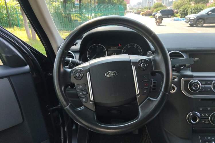 Used Land Rover Discovery 2015 3.0 SC V6 HSE Steering Wheel