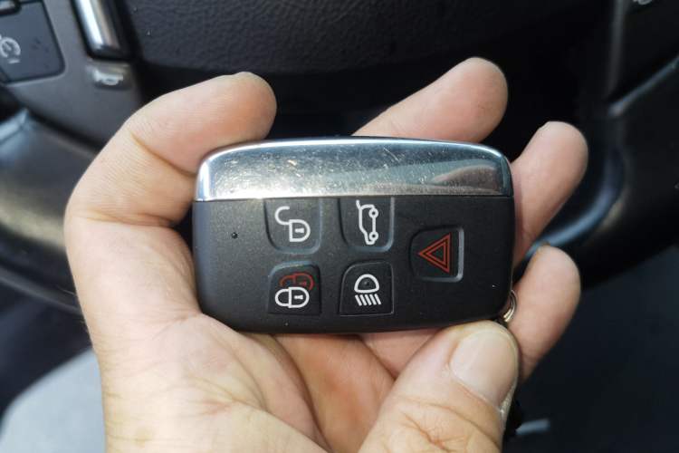 Used Land Rover Discovery 2015 3.0 SC V6 SE Vehicle Key