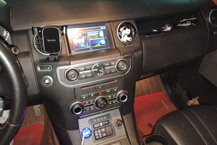 Used Land Rover Discovery 2015 3.0 SDV6 HSE Diesel Version Audio And AC Panel