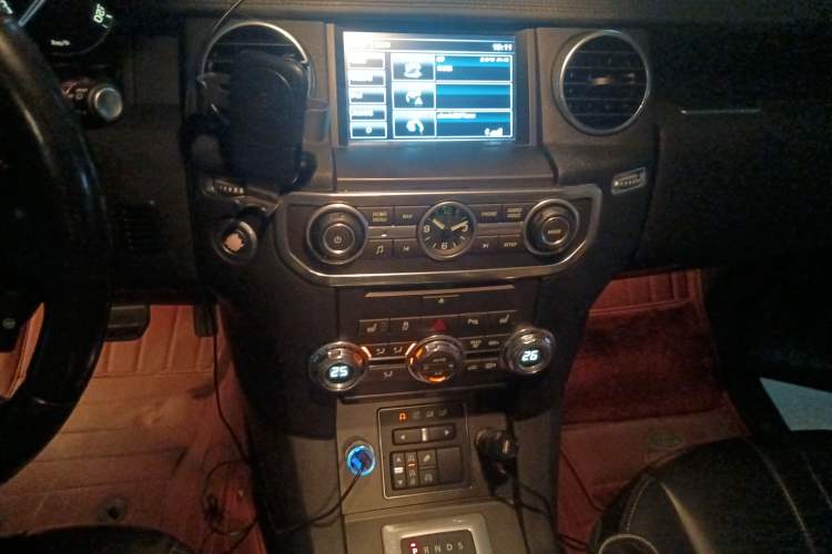 Used Land Rover Discovery 2015 3.0 SC V6 SE Audio And AC Panel