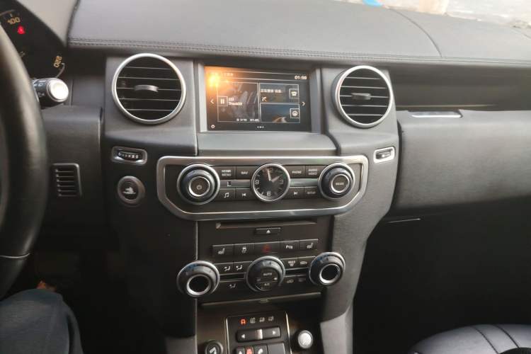 Used Land Rover Discovery 2015 3.0 SC V6 SE Audio And AC Panel