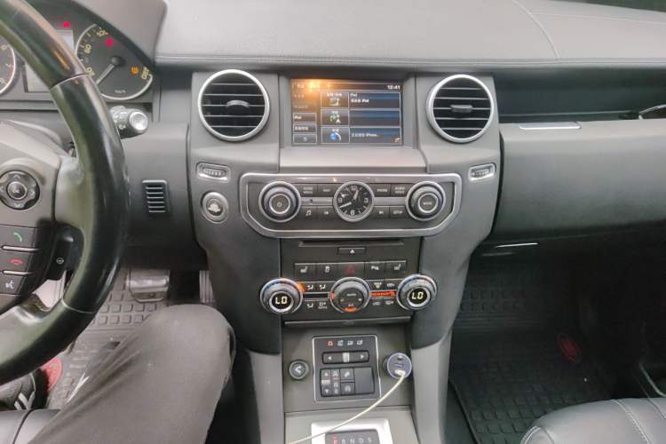 Used Land Rover Discovery 2015 3.0 SC V6 HSE Luxury Audio And AC Panel