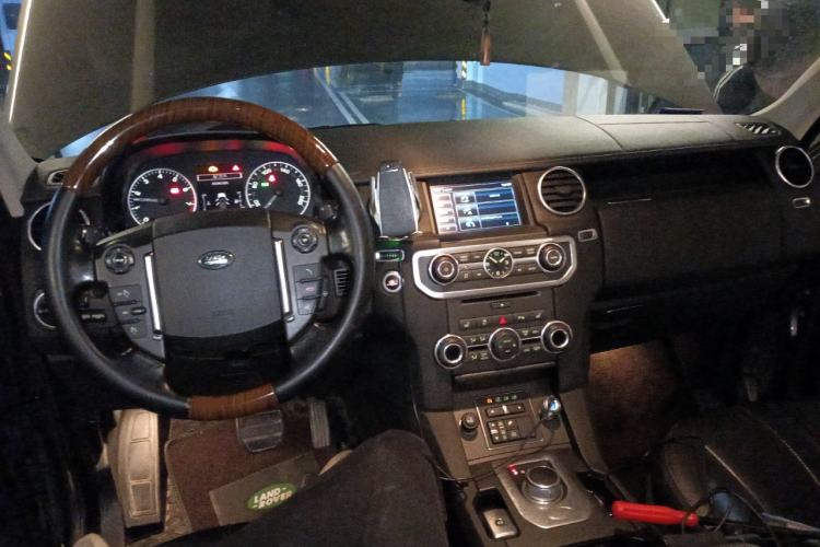Used Land Rover Discovery 2015 3.0 SC V6 HSE Center Console