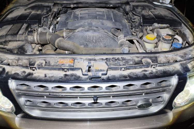 Used Land Rover Discovery 2015 3.0 SDV6 HSE Diesel Version Engine Bay