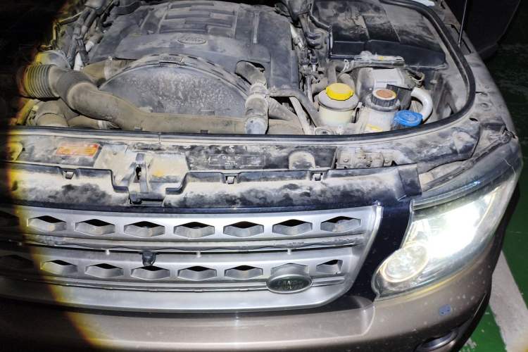 Used Land Rover Discovery 2015 3.0 SDV6 HSE Diesel Version Engine Bay Left