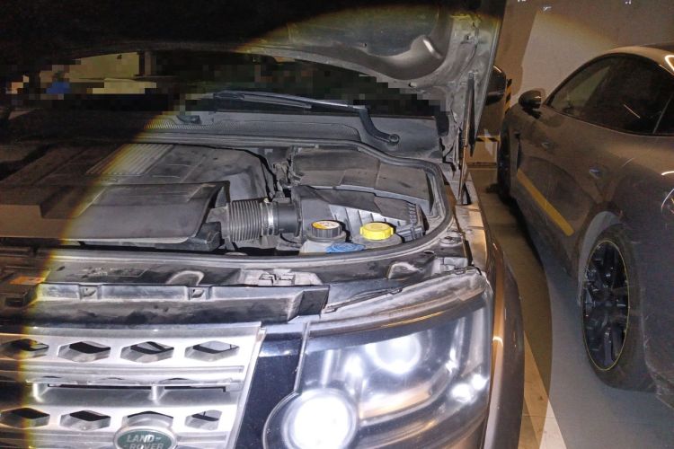 Used Land Rover Discovery 2015 3.0 SC V6 HSE Engine Bay Left