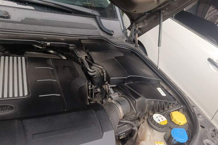 Used Land Rover Discovery 2015 3.0 SC V6 HSE Engine Bay Left