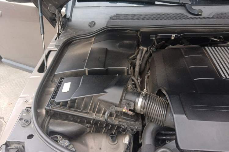Used Land Rover Discovery 2015 3.0 SC V6 HSE Engine Bay Right