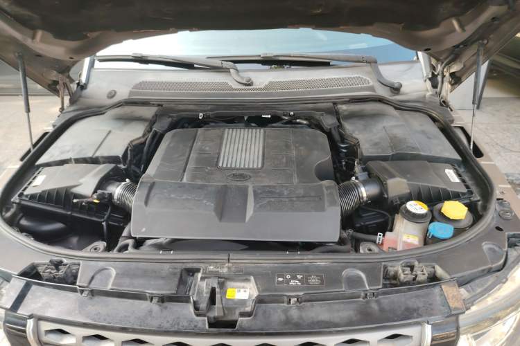 Used Land Rover Discovery 2015 3.0 SC V6 SE Engine Bay