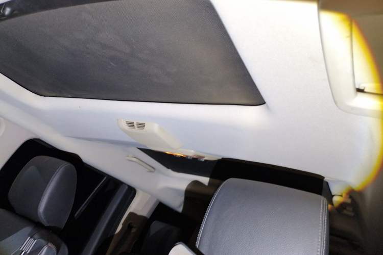 Used Land Rover Discovery 2015 3.0 SDV6 HSE Diesel Version Headliner