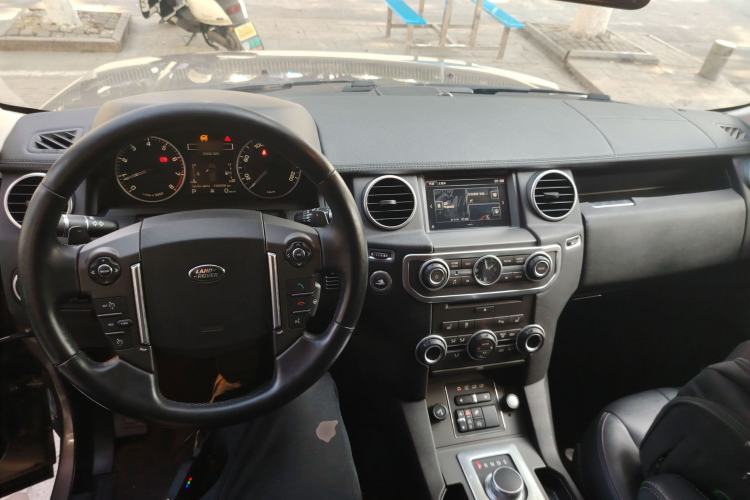 Used Land Rover Discovery 2015 3.0 SC V6 SE Interior 2