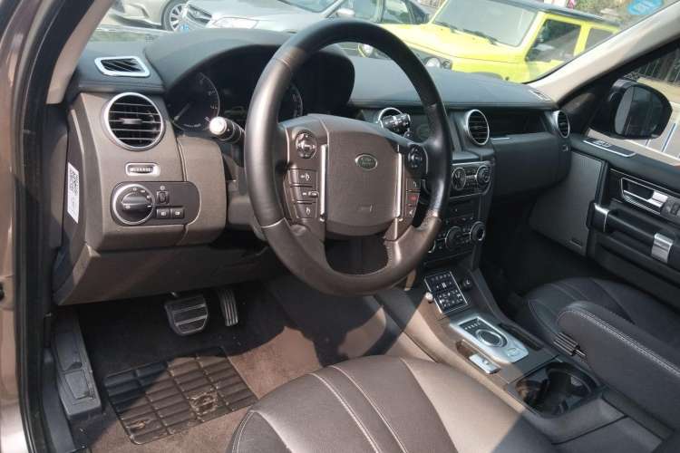 Used Land Rover Discovery 2015 3.0 SC V6 SE Interior 3