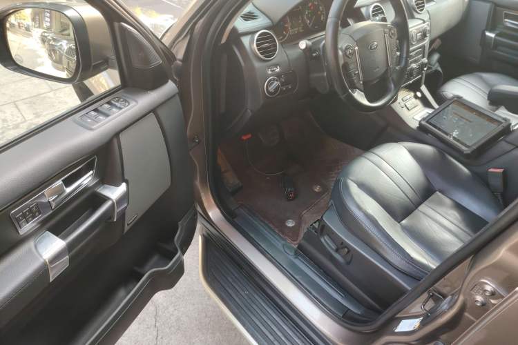 Used Land Rover Discovery 2015 3.0 SC V6 SE Interior 3