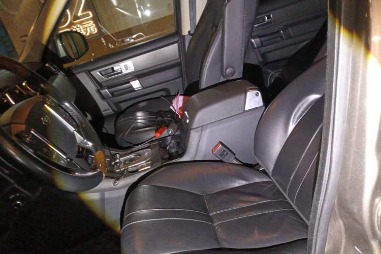 Used Land Rover Discovery 2015 3.0 SC V6 HSE Left Front Seat