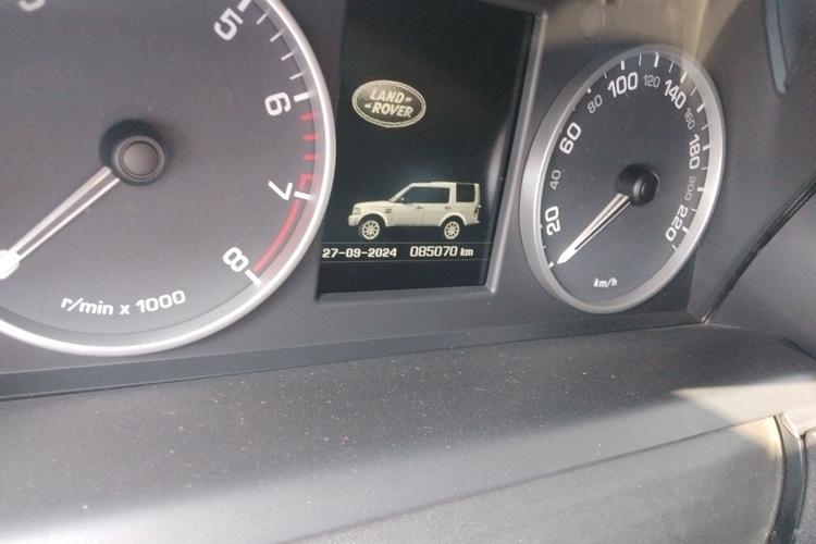 Used Land Rover Discovery 2015 3.0 SC V6 SE Odometer Close Up