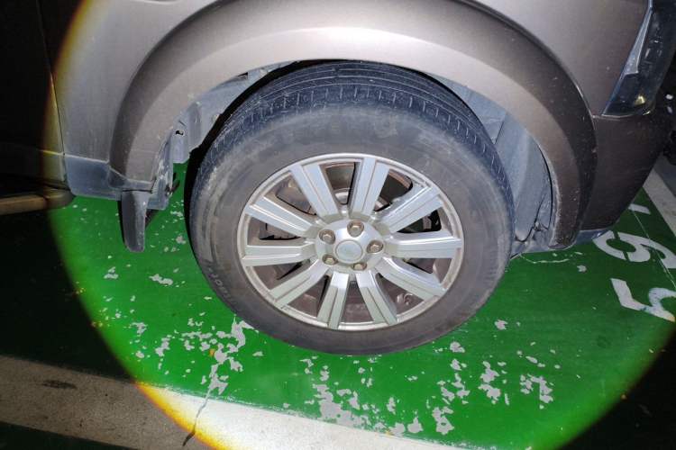 Used Land Rover Discovery 2015 3.0 SDV6 HSE Diesel Version Right Front Wheel Hub