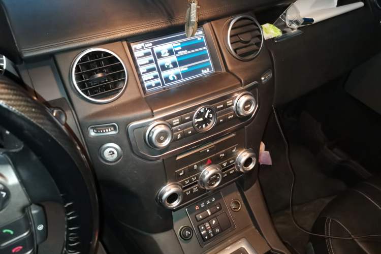 Used Land Rover Discovery 2015 3.0 SC V6 HSE Audio And AC Panel