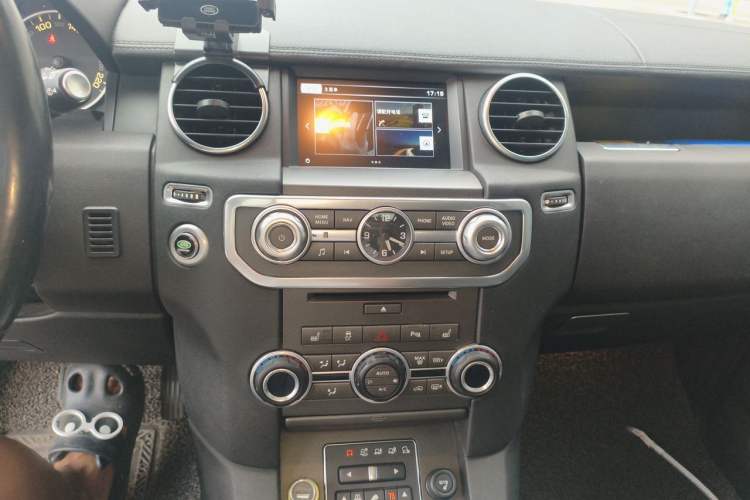 Used Land Rover Discovery 2015 3.0 SC V6 SE Audio And AC Panel