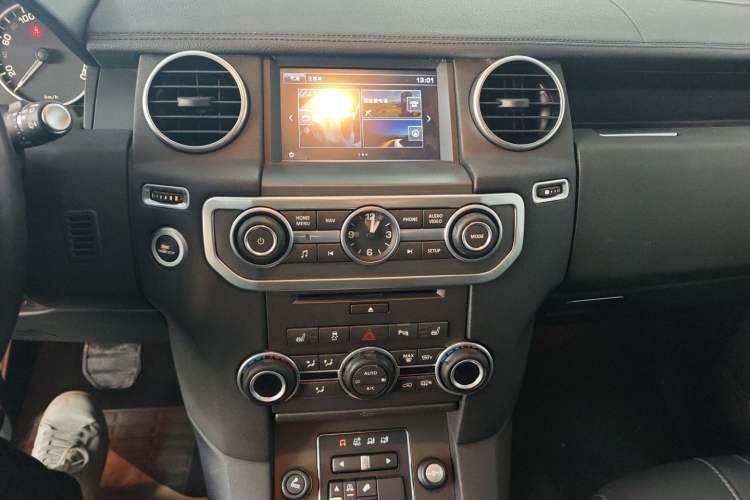 Used Land Rover Discovery 2015 3.0 SC V6 SE Audio And AC Panel