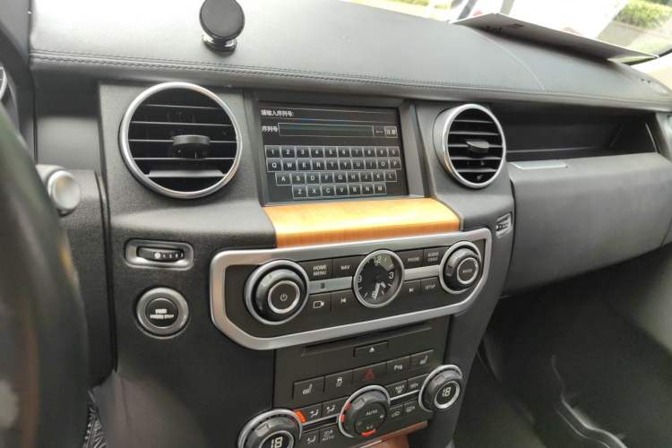 Used Land Rover Discovery 2015 3.0 SC V6 HSE Luxury Audio And AC Panel