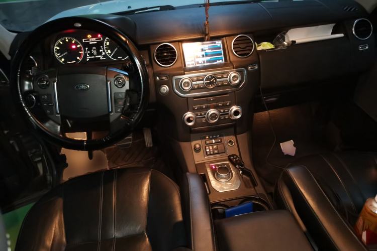Used Land Rover Discovery 2015 3.0 SC V6 HSE Center Console
