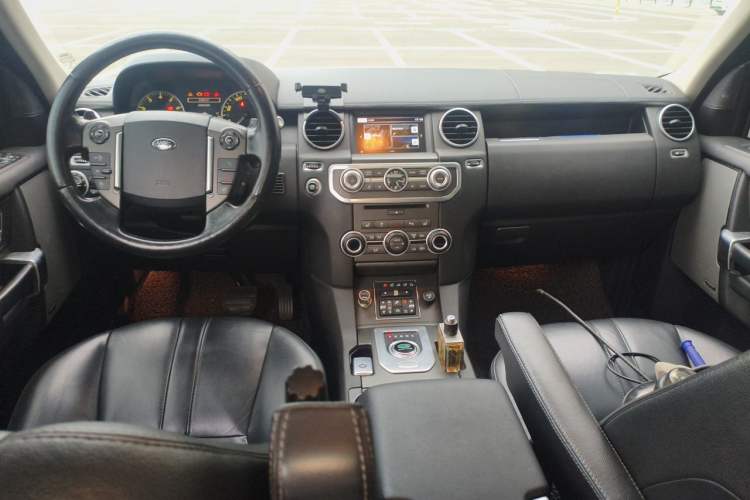 Used Land Rover Discovery 2015 3.0 SC V6 SE Center Console