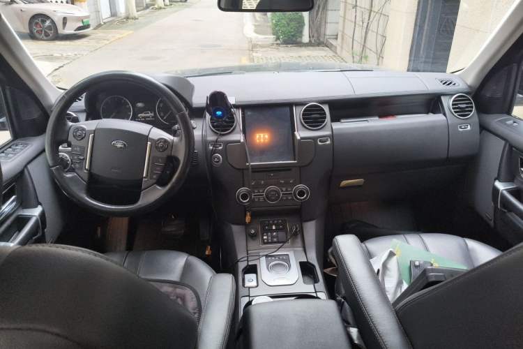 Used Land Rover Discovery 2015 3.0 SC V6 HSE Luxury Center Console