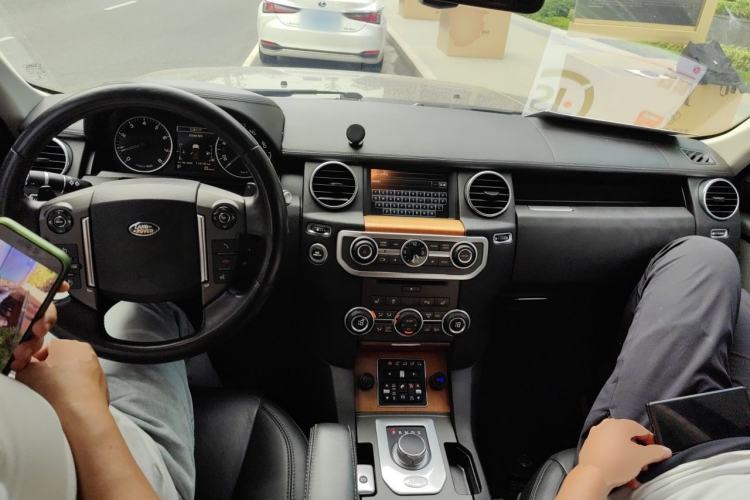 Used Land Rover Discovery 2015 3.0 SC V6 HSE Luxury Center Console