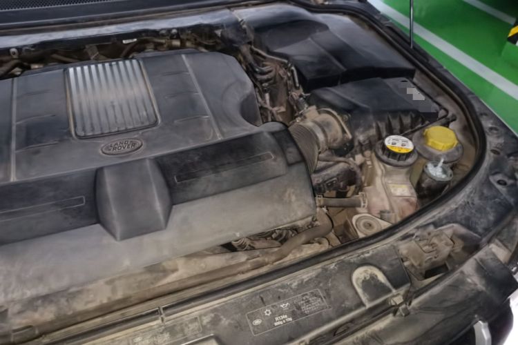 Used Land Rover Discovery 2015 3.0 SC V6 HSE Engine Bay Left