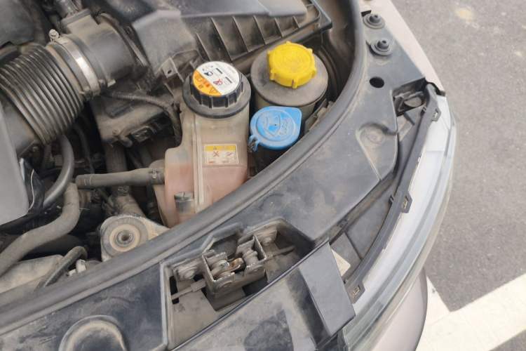 Used Land Rover Discovery 2015 3.0 SC V6 SE Engine Bay Left