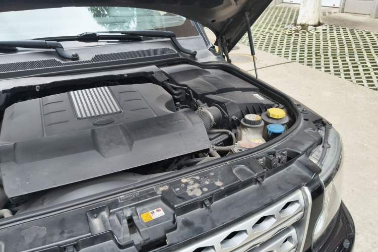Used Land Rover Discovery 2015 3.0 SC V6 HSE Luxury Engine Bay Left