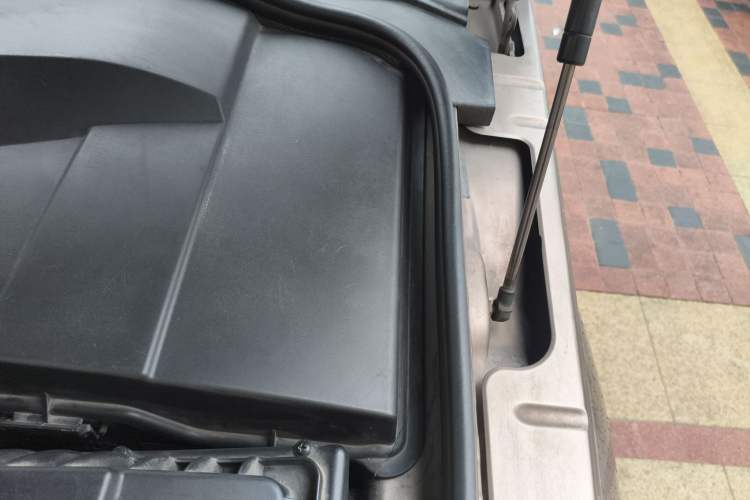 Used Land Rover Discovery 2015 3.0 SC V6 HSE Engine Bay Left