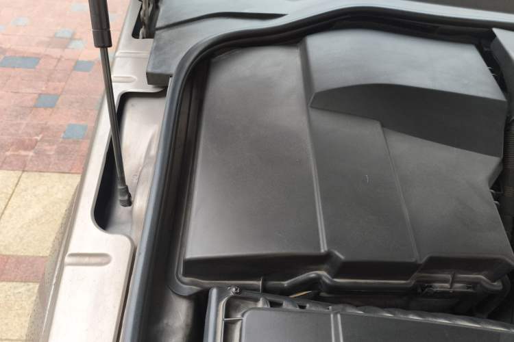 Used Land Rover Discovery 2015 3.0 SC V6 HSE Engine Bay Right