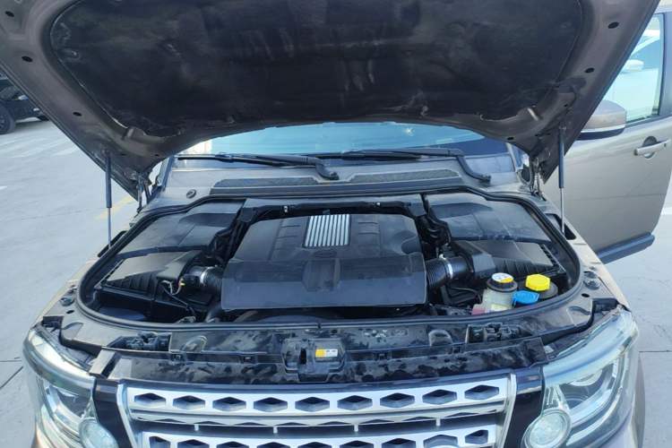 Used Land Rover Discovery 2015 3.0 SC V6 HSE Engine Bay