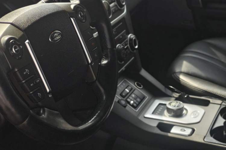 Used Land Rover Discovery 2015 3.0 SC V6 SE Interior 1